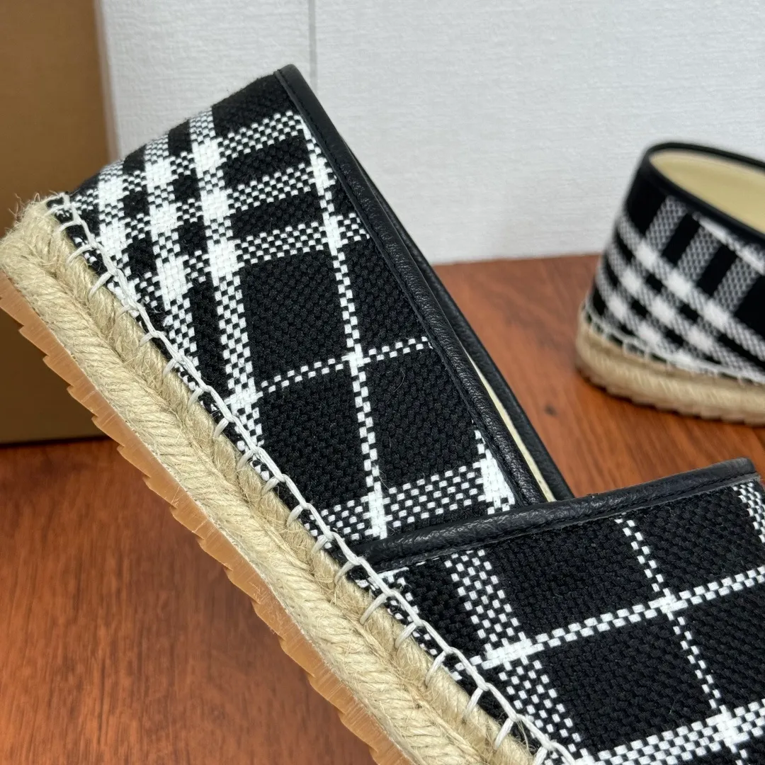 Batch 600 Burberry/Burberry new summer men's embroidered straw fisherman shoes, cool slip-on straw shoes! Encounter British fashion with Burberry espadrilles, a perfect blend of classic and fashionable. The unique printing on the upper is a manifestation of the brand's style. Every color and every pattern tells the story of England. Straw soles bring a natural texture, comfortable and chic. Whether you are strolling in the city streets or heading to the beach for vacation, it can add elegance and charm to you, easily become the center of attention, and start your own fashion journey. Classic knitted canvas upper, with thin calfskin lining suitable for summer, straw lining, genuine leather patch at the bottom of the heel, hemming technology, and Mark stitching details! Anti-slip rubber bottom layer, integrated injection molding of large LOGO letters and badges, multiple colors and styles to choose from, complete package! Size: 39-40-41-42-43-44 Normal size Item number: 2025-5 knitted black